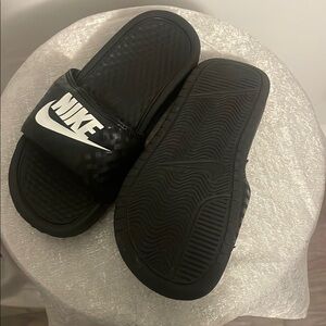 Nike women’s Size:5 Black and White Slide Sandals (B5)”✨